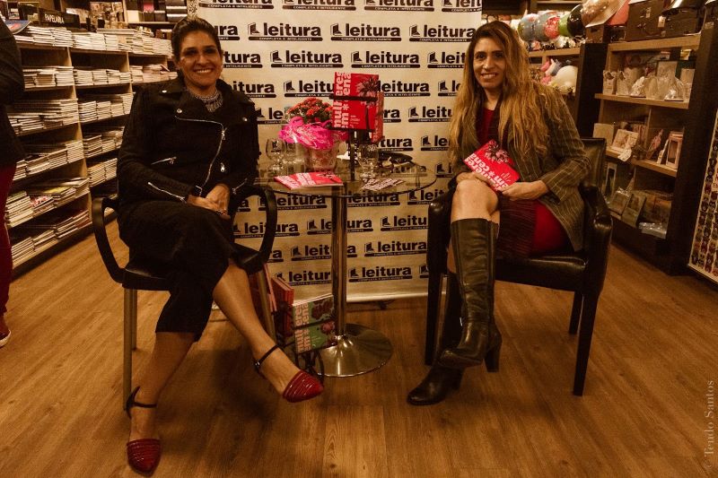 Lara Braga e Nara Tosta juntas no lançamento na Livraria Leitura.